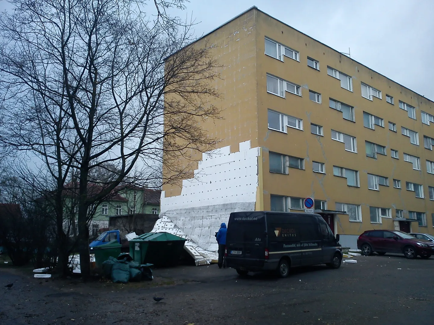 Purde tänava kortermaja otsaseina soojustus andis iilidele järele.