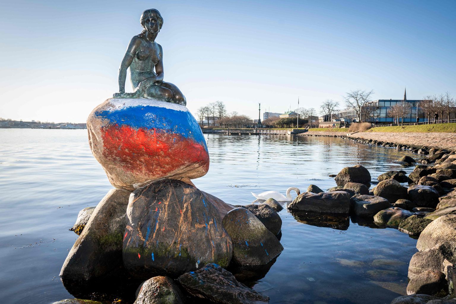 Vandalismi ohvriks langenud väikese merineitsi kuju Kopenhaagenis.