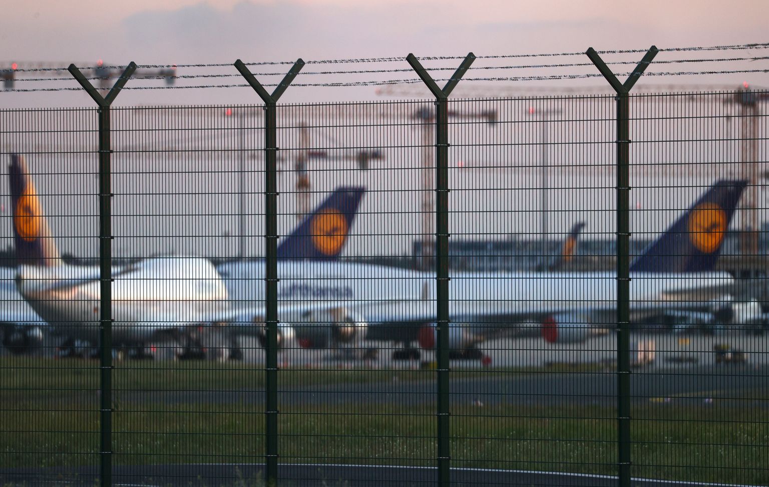 Lufthansa lennukid seisavad Frankfurdi lennuväljal.