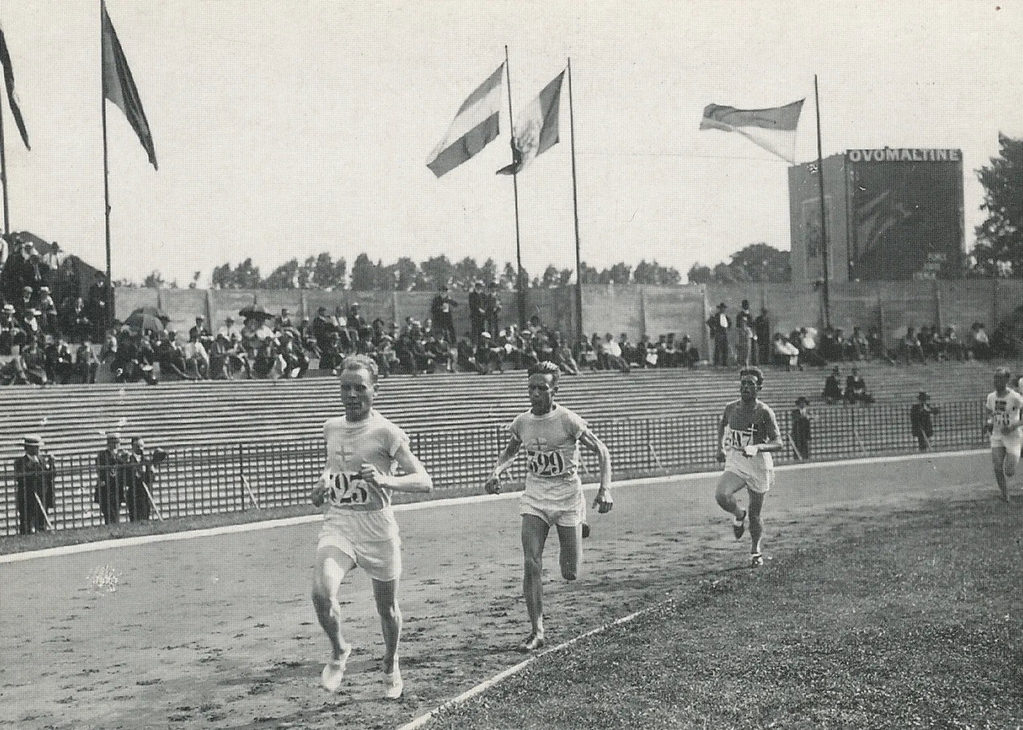 Soome vastasseis kergejõustikuvõistluste jooksudistantsilt — Paavo Nurmi juhtimas ja Ville Ritola teda jälitamas.