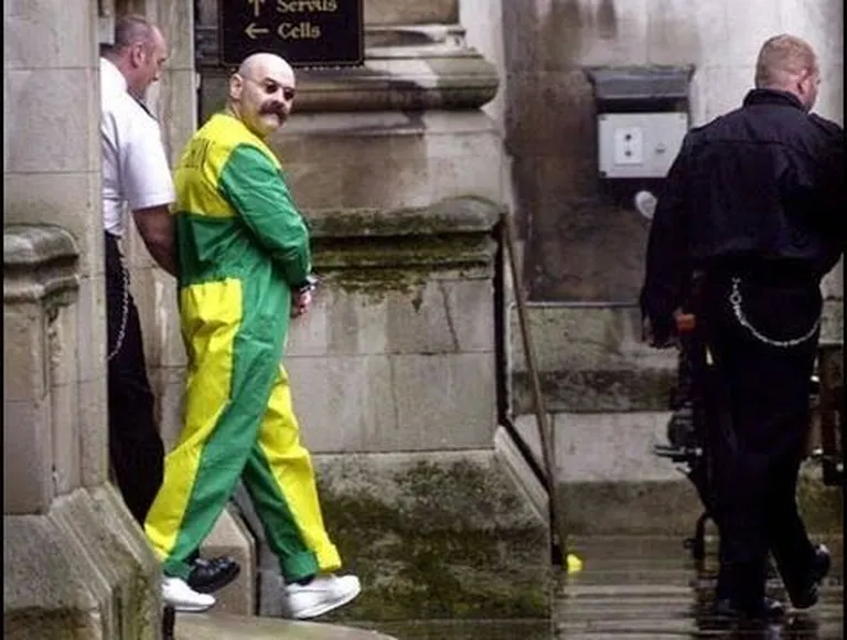 Charles Bronson (keskel)
