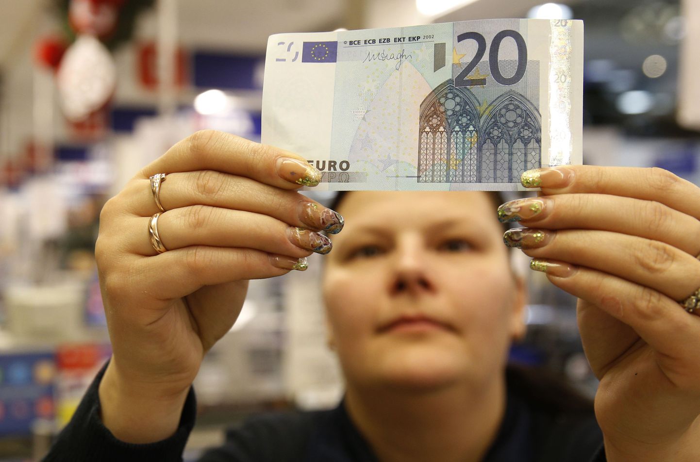Kassiir Leedus 20-eurose rahatähega pärast Leedu üleminekut eurole.