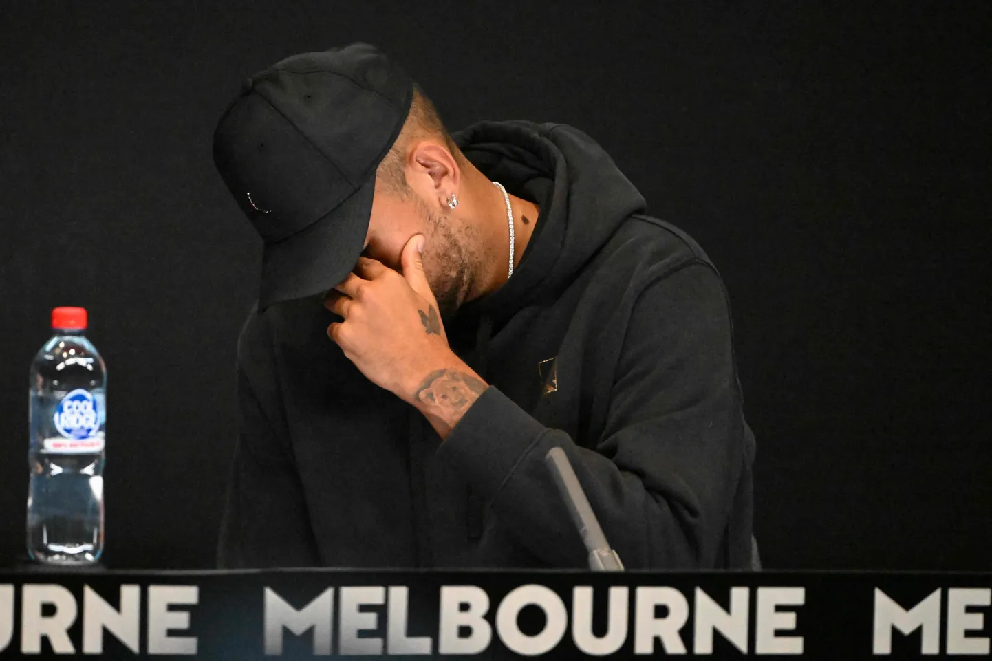 Nick Kyrgios teatas pressikonverentsil, et ei saa vigastuse tõttu Austraalia lahtistel mängida..