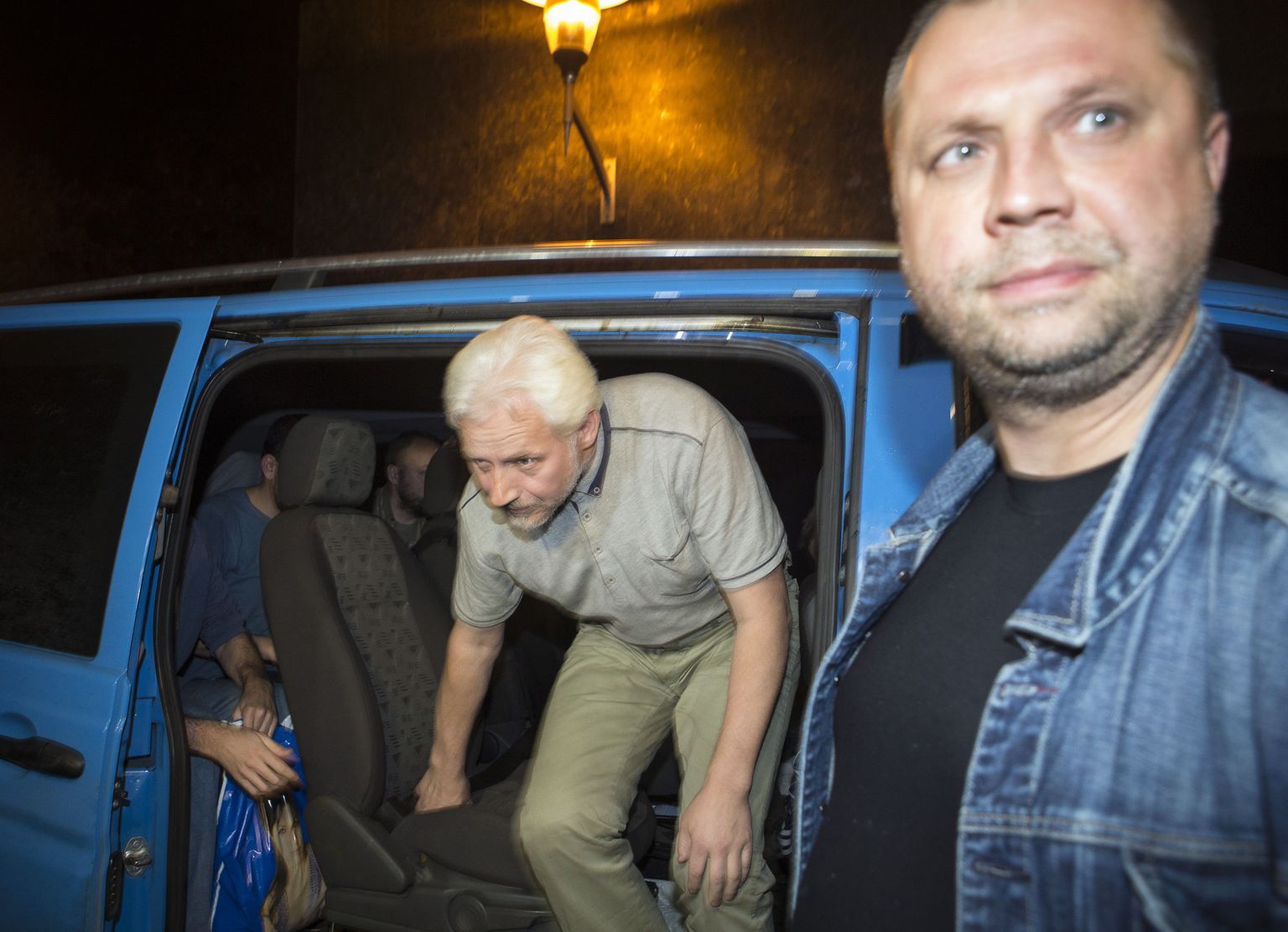 Vabastatud OSCE eestlasest vaatleja Tõnis Asson väljumas mullu juuni lõpus autost isehakanud Donetski rahvavabariigi peaministri Aleksandr Borodai järelvalve all.
