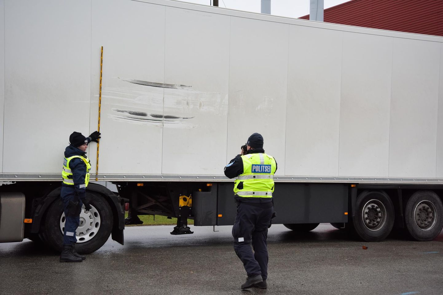 Pühapäeva pärastlõunal põrkasid Viljandis Raua tänaval küljetsi kokku kaks veoautot.