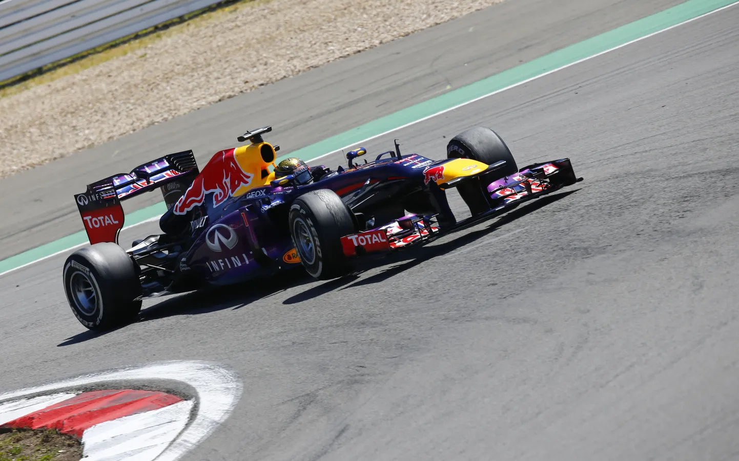 Saksamaal Nürburgringil sõidetud vormel-1 sarja Saksamaa GP võitis kodurajal MM-sarja üldliider ja valitsev maailmameister Sebastian Vettel. Vaid sekundiga kaotas talle Kimi Räikkönen Lotusel, kolmas oli teine Lotuse piloot Romain Grosjean.