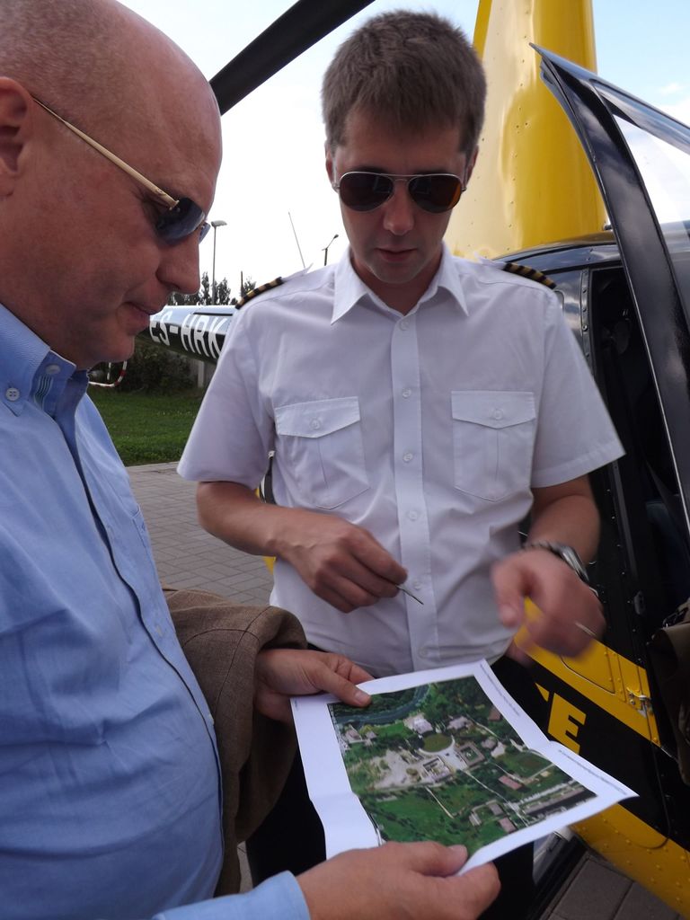 Обсуждение маршрута. Андрей Дворянинов показывает Армину Мау, где находится вертолетная площадка.