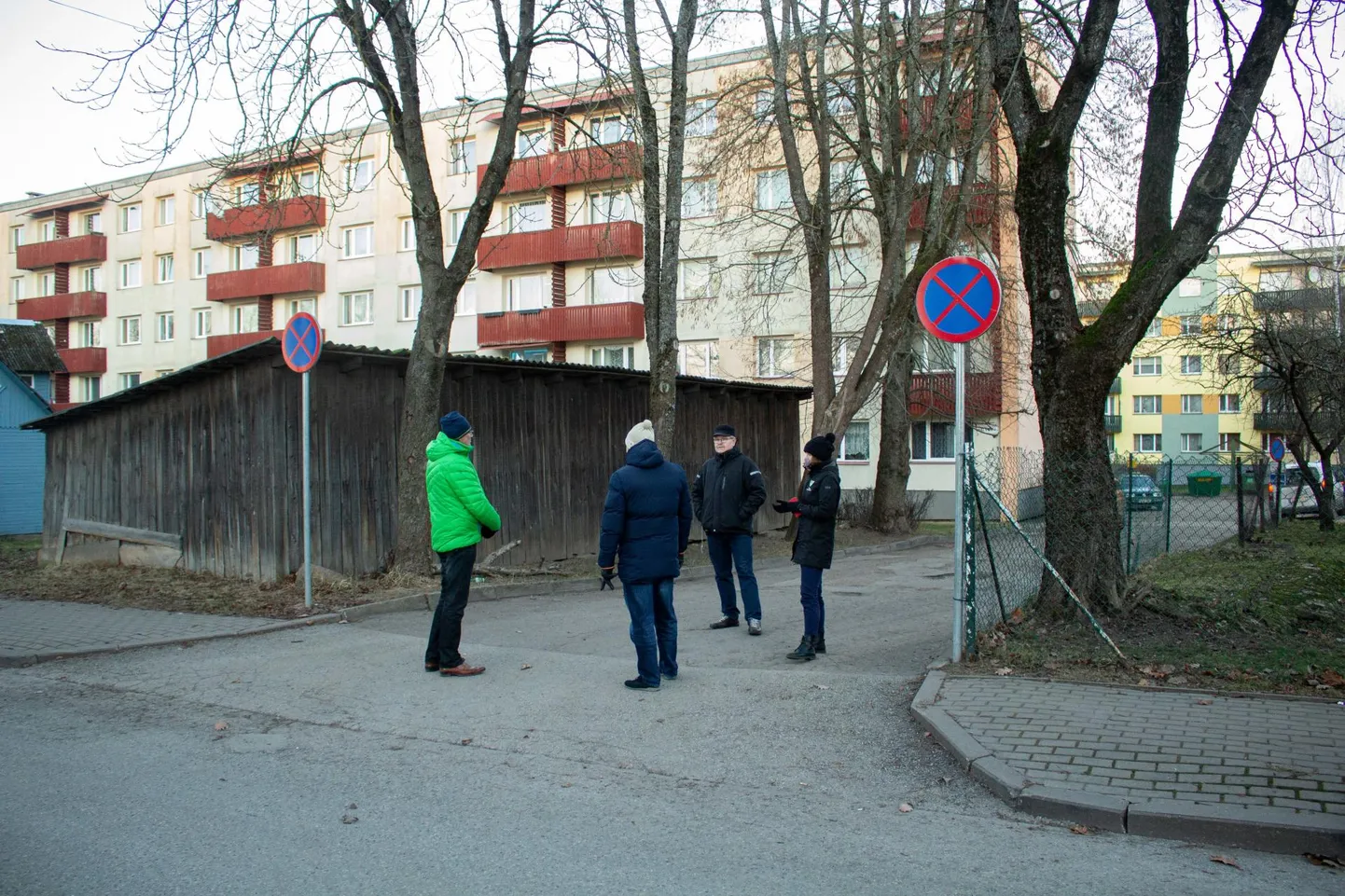 Valga vallavalitsuse poolt käisid olukoraga tutvumas vallavara- ja hooldusteenistuse juht Kalev Niit (vasakult), liiklus- ja teedespetsialist Urmas Kuldmaa ja keskkonnaspetsialist Anni Teetsmann. Näoga kaamera poole on Maleva 4a ühistu esimees Tõnis Eespere.