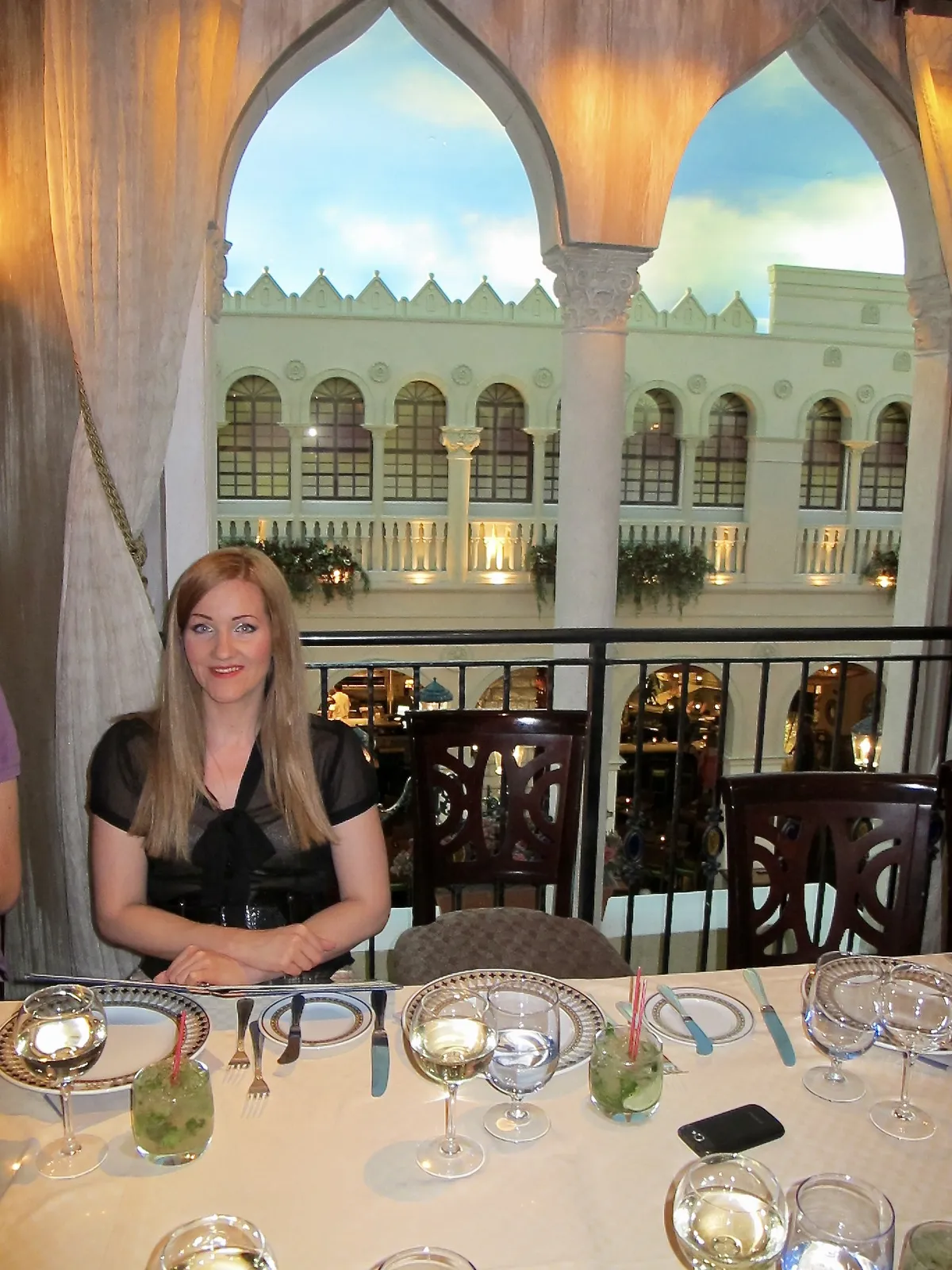 Romantiline õhtusöök palazzo terrassil, taustal paistab sume suveõhtu taevas. Aga võta näpust - tegelikult on see hoopis valgustatud taevamaal. The Venetian hotell Las Vegases peibutab samuti lummavate taevamaalidega. 