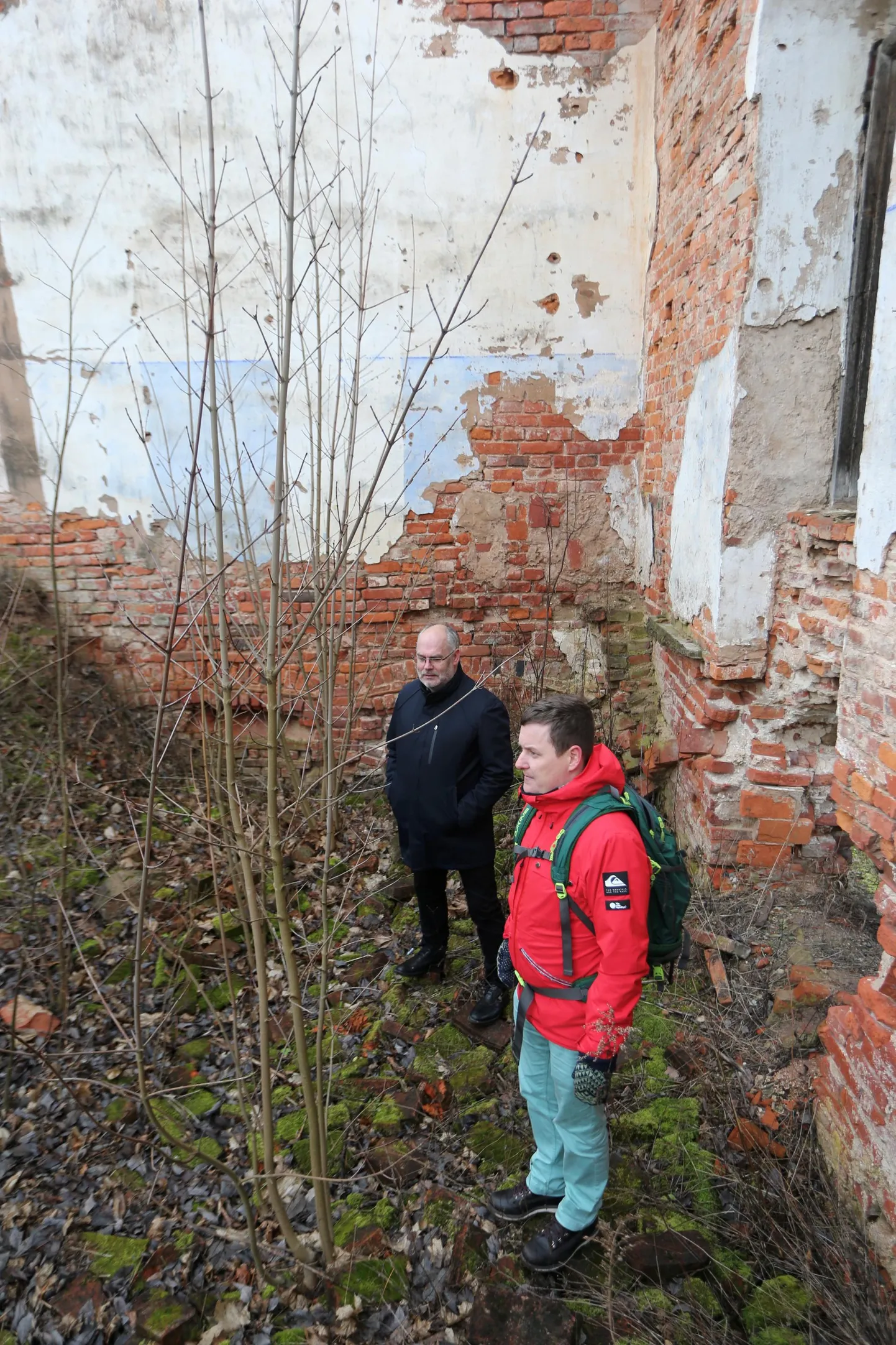 Eesti Rahva Muuseumi direktor Alar Karis (vasakul) ja muinuskaitseameti restaureerimisnőunik Artur Ümar on ühel nõul: Raadi mõisa peahoone praegune olukord vajab lahendust, sest vastasel juhul võivad müürid ühel hetkel lihtsalt kokku kukkuda.
