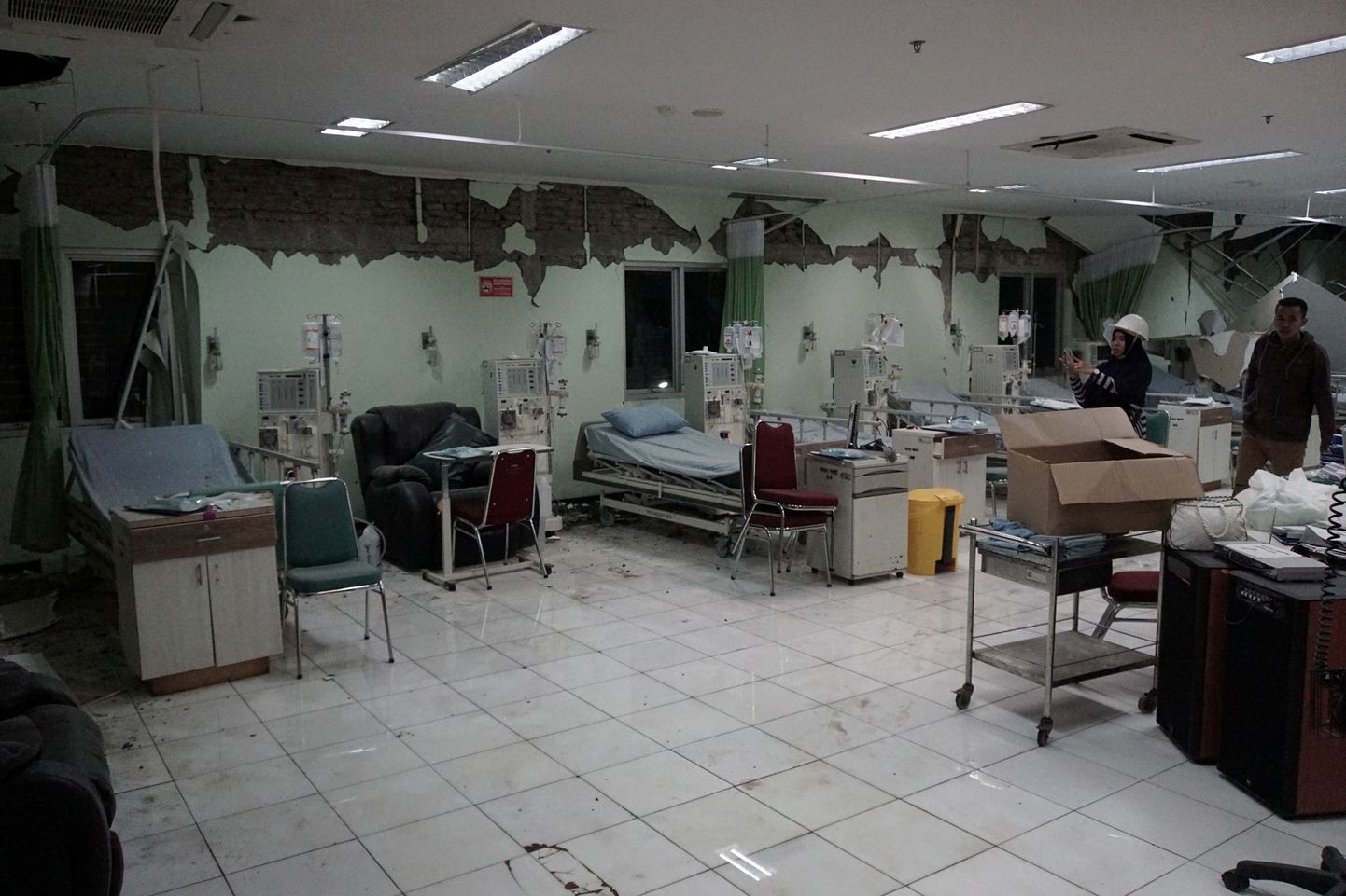 Maavärinas kahjustada saanud haigla.