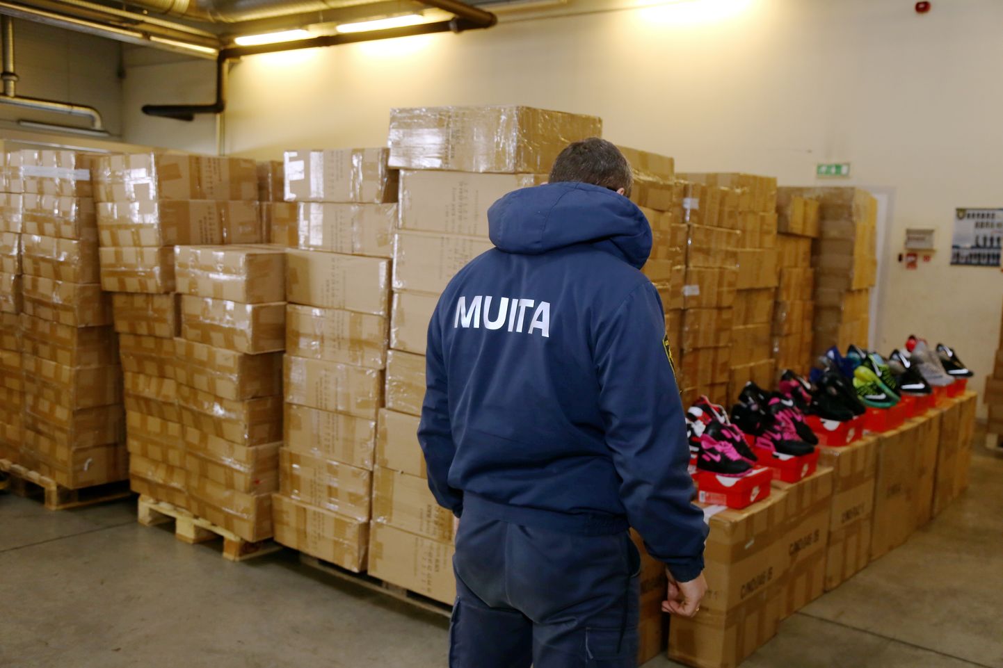 Kastes ar 24 528 pāriem viltotu "Nike" sporta apavu, kurus Valsts ieņēmumu dienesta Muitas pārvalde atklāja veicot kontroles pasākumus Rīgas brīvostā.