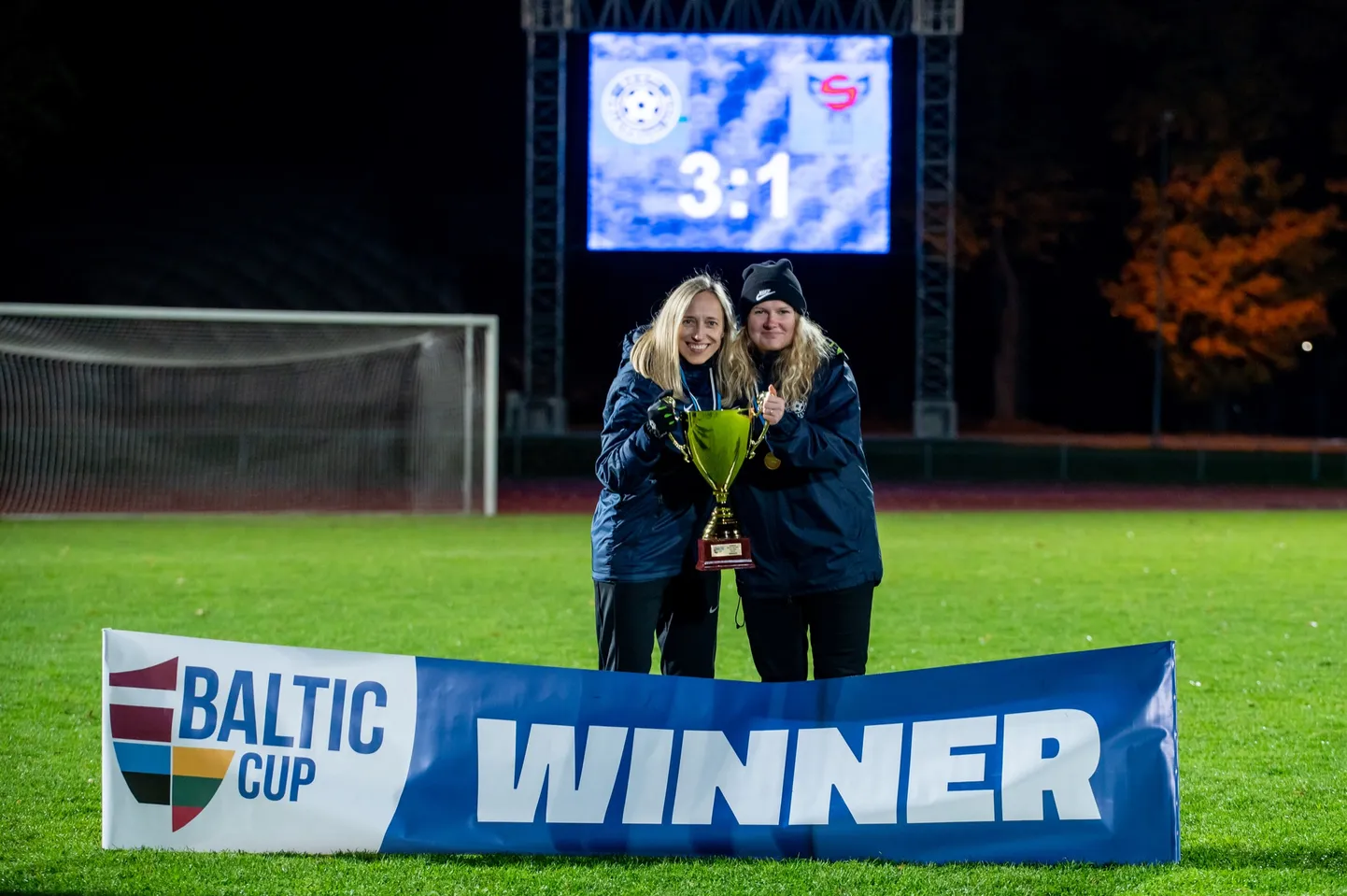 Eesti koondise peatreenerid Anastassia Morkovkina (vasakul) ja Sirje Roops Balti turniiri võidukarikaga.