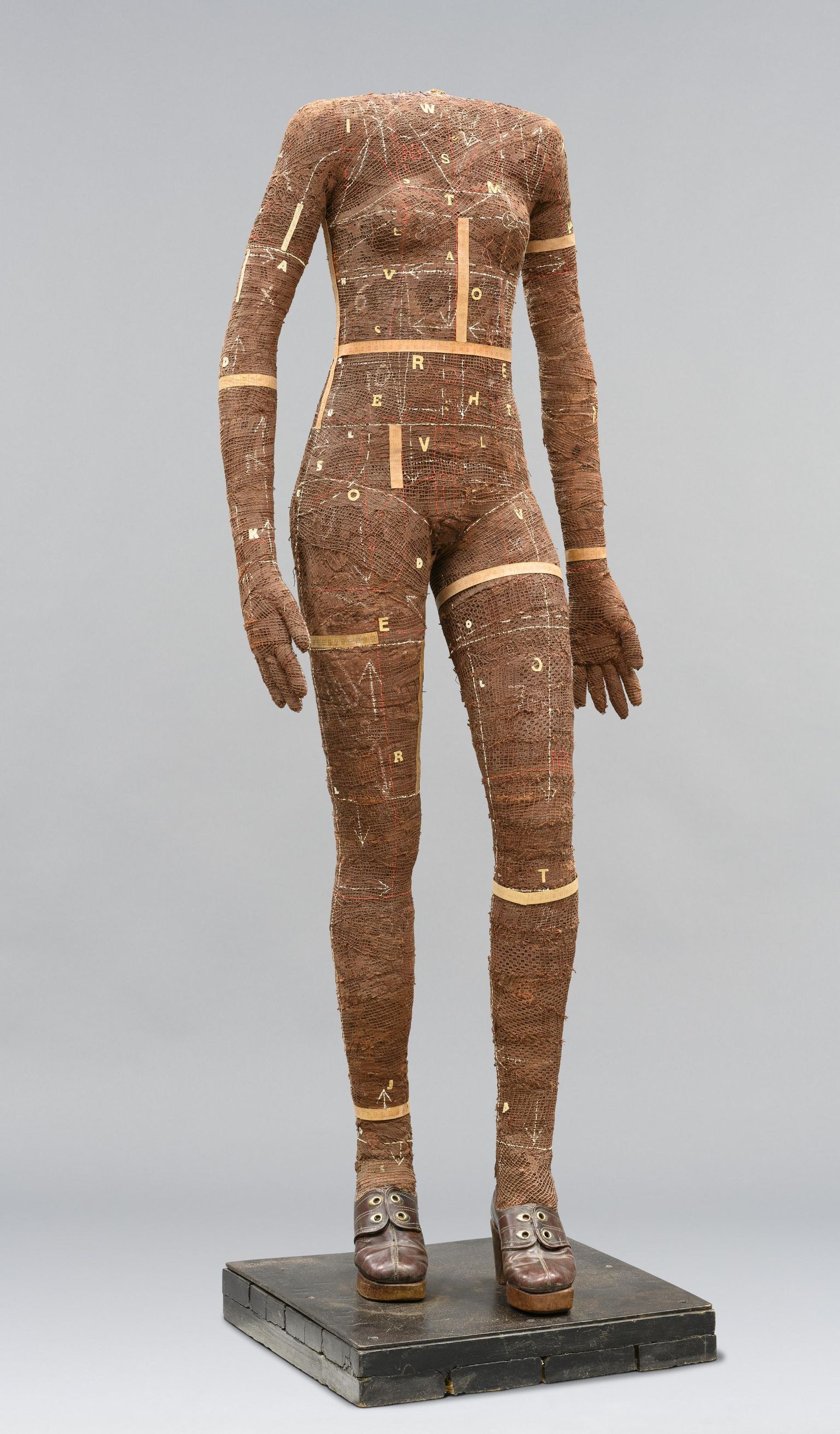 Anu Põder (1947–2013). «Enne etteastet». 1981. Segatehnika. Eesti Kunstimuuseum.