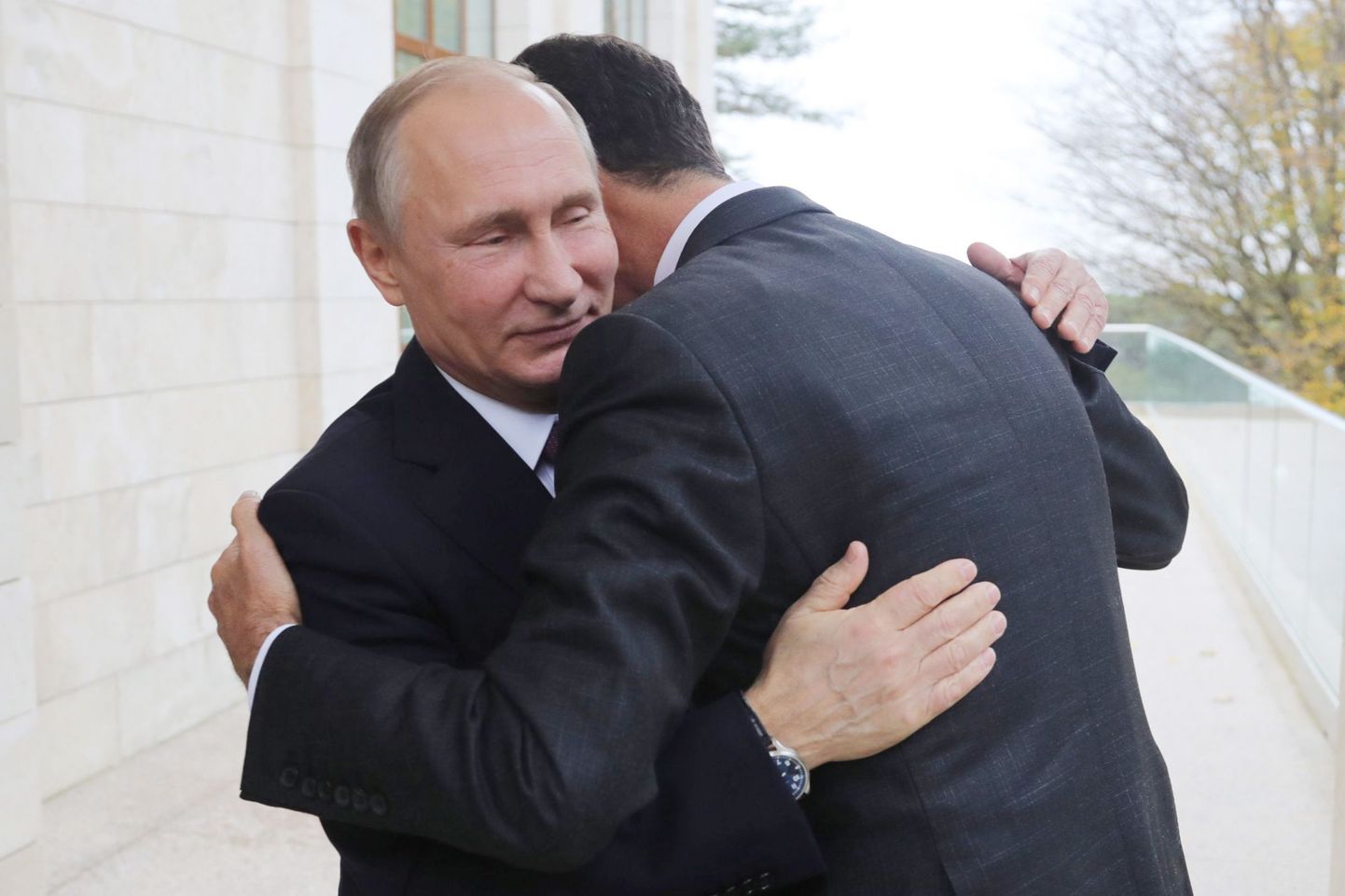Vene president tervitamas Süüria ametivenda oma Sotši residentsis.