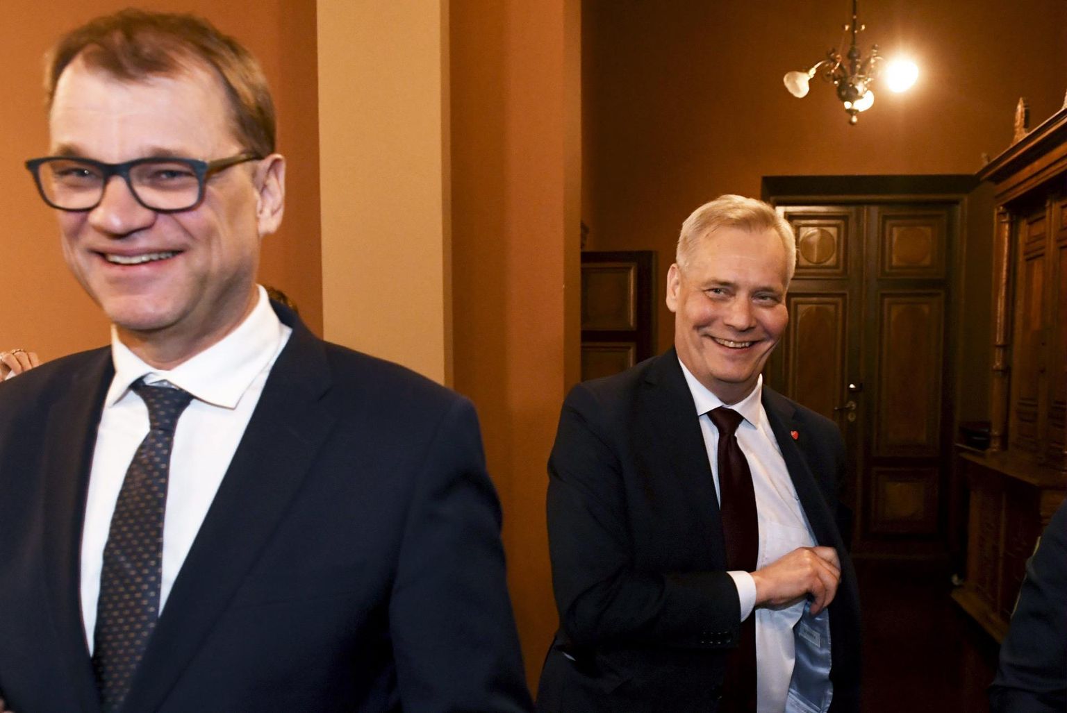 Peaministrikohta sihtiv sotsiaaldemokraatide juht Antti Rinne (paremal) ning praegune peaministri kohusetäitja, Keskerakonna liider Juha Sipilä üleeile Helsingis ajakirjanike ees. 