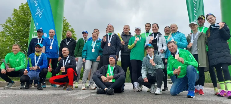 Teatejooksul osalejad on jõudnud finišisse Eesti elektrijaama juurde.
