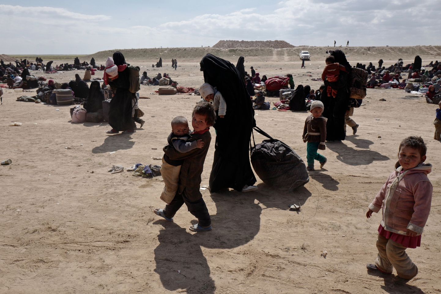 Islamiriigi võitlejate naised ja nende lapsed Süürias laagris. Kurdid peavad neid julgeolekuohuks