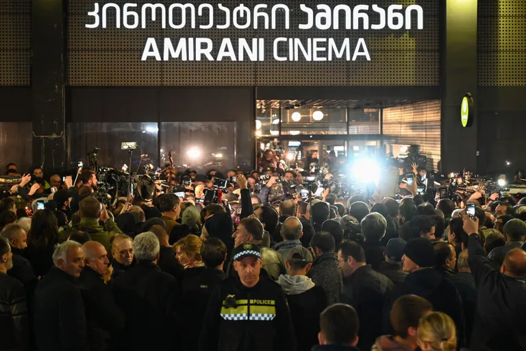 Акция протеста против показа премьеры фильма «А потом мы танцевали»