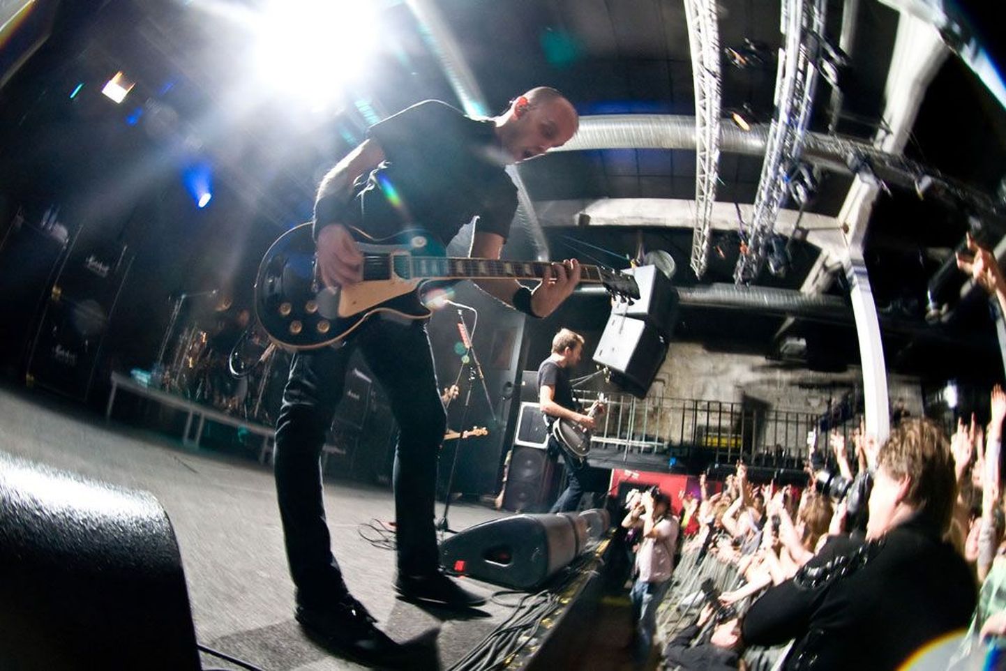 USA punkbänd Rise Against andis Tallinnas kiire, aga korraliku etenduse.