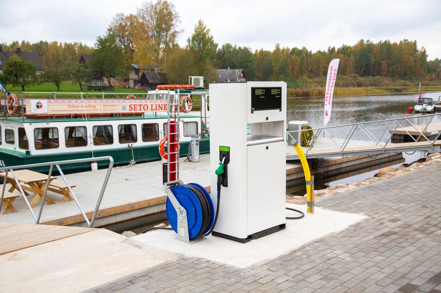 Värskasse rajatava automaattankla teeb eriliseks see, et kütust saavad tankida nii veesõidukid kui ka veekogu juures asuvasse tanklasse sõitvad autod.