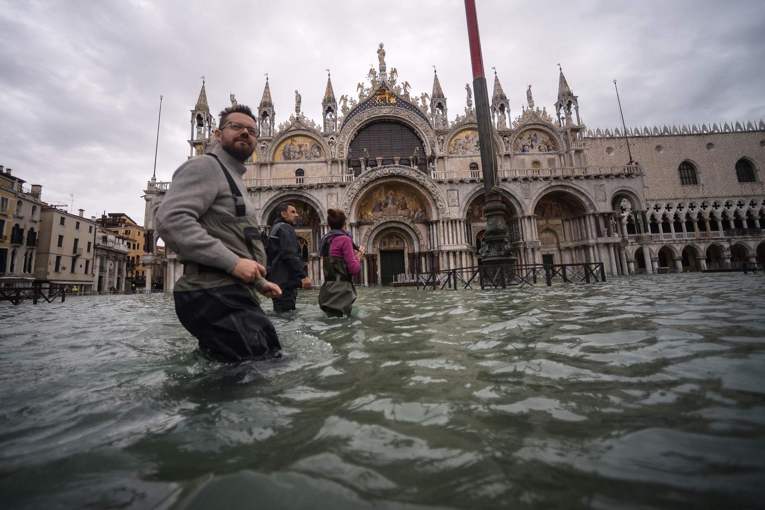 Turistid kahlasid ka eile Veneetsia Püha Markuse väljakul vees. 