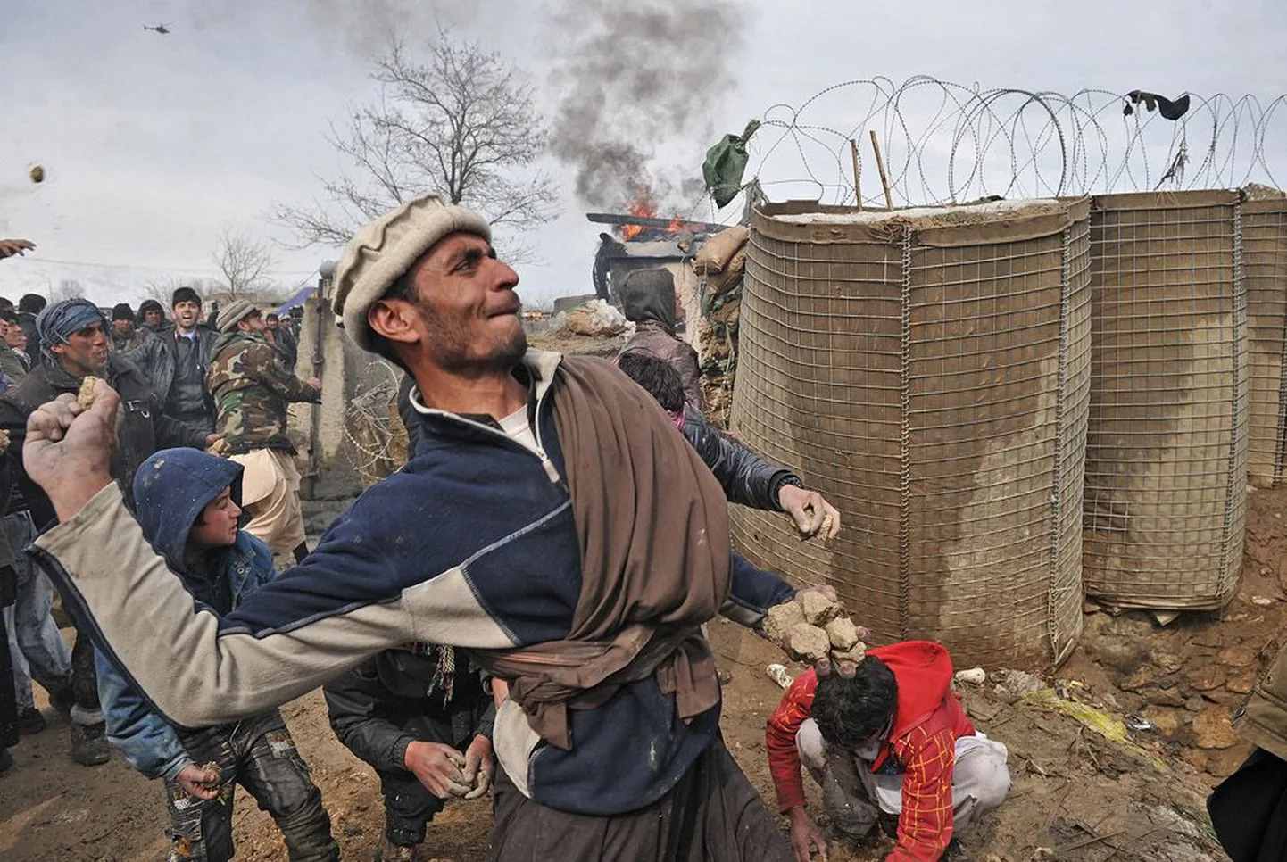 Meeleavaldajad ründasid Bag­rami baasi kividega.