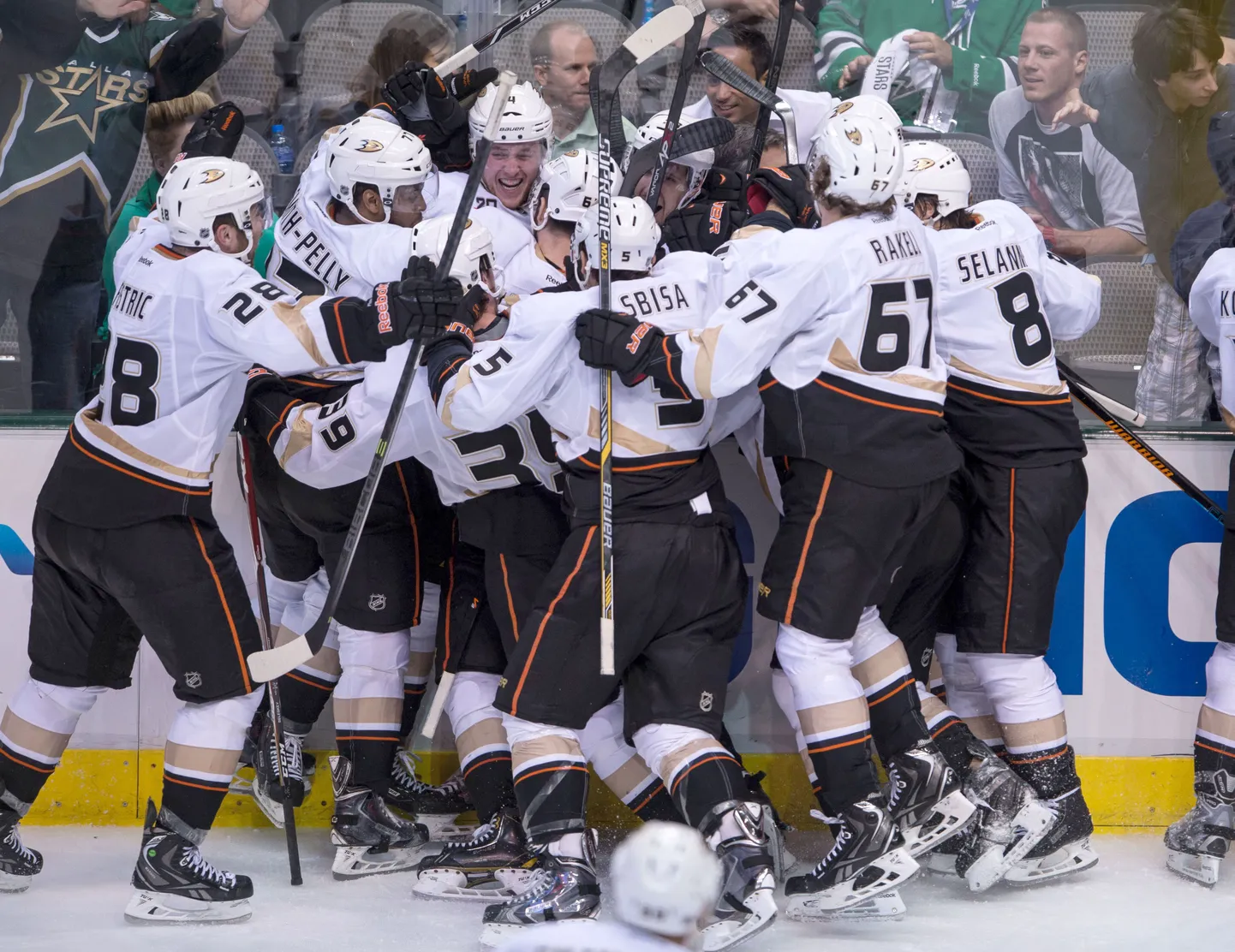 Anaheim Ducksi mängijad tähistavad võitu Dallas Starsi üle.