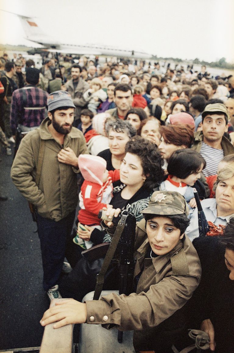 Gruusia pered ja sõdurid 1992. aasta oktoobris Suhhumi lennujaamas evakueerimist ootamas.