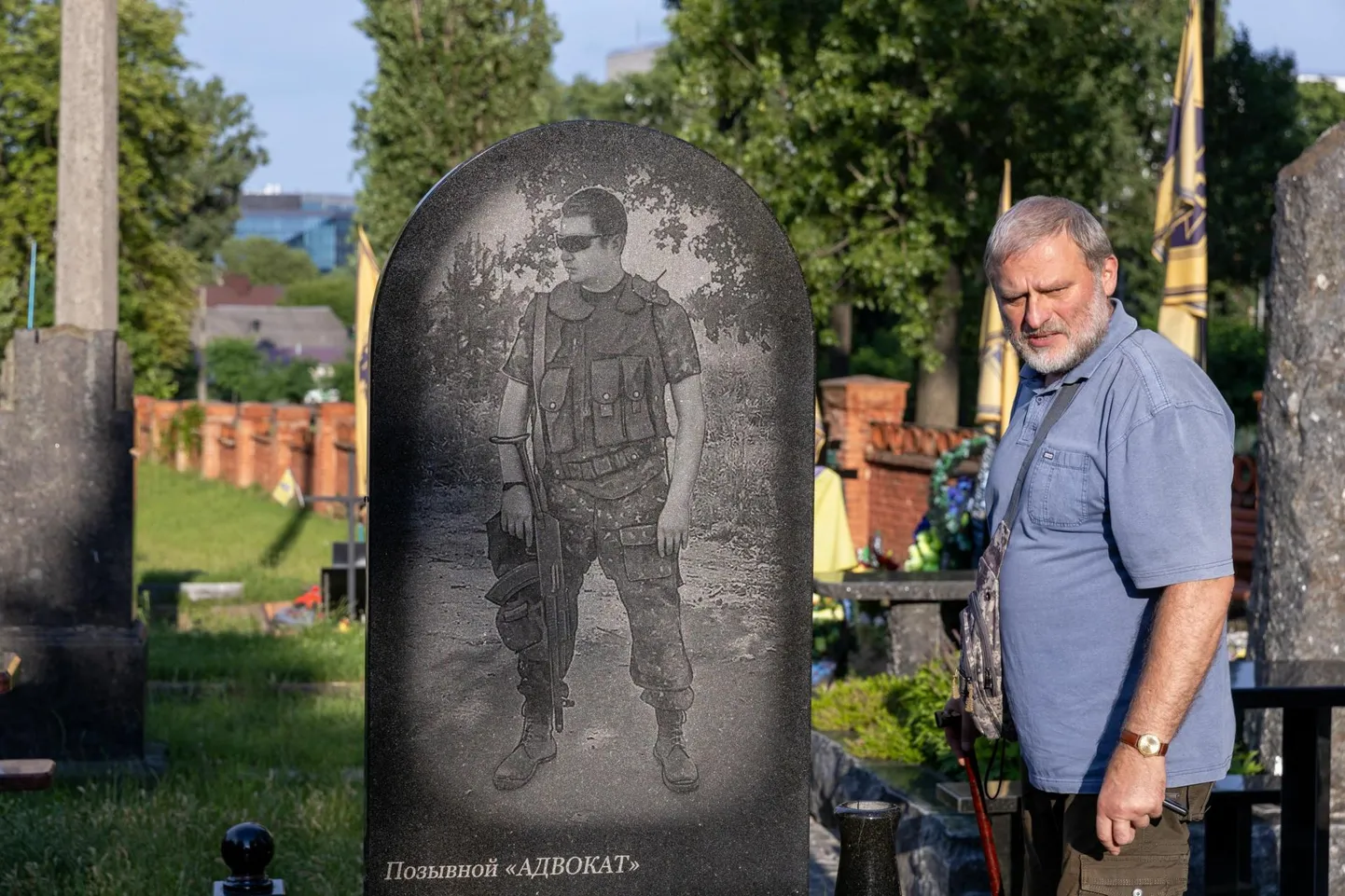 Александр Дудинов на могиле старшего сына Дмитрия на старом военном кладбище в Киеве.