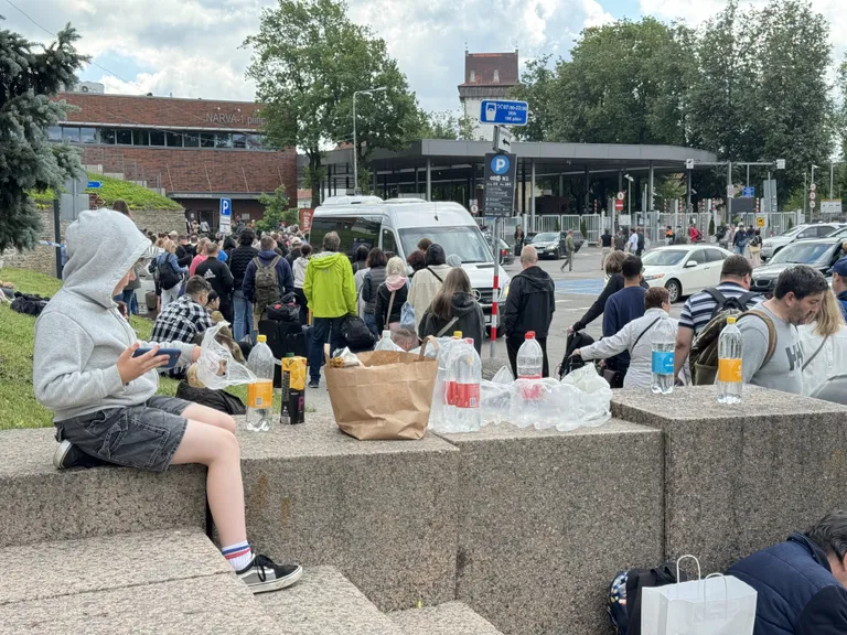 Järjekord Narva piiripunktis.