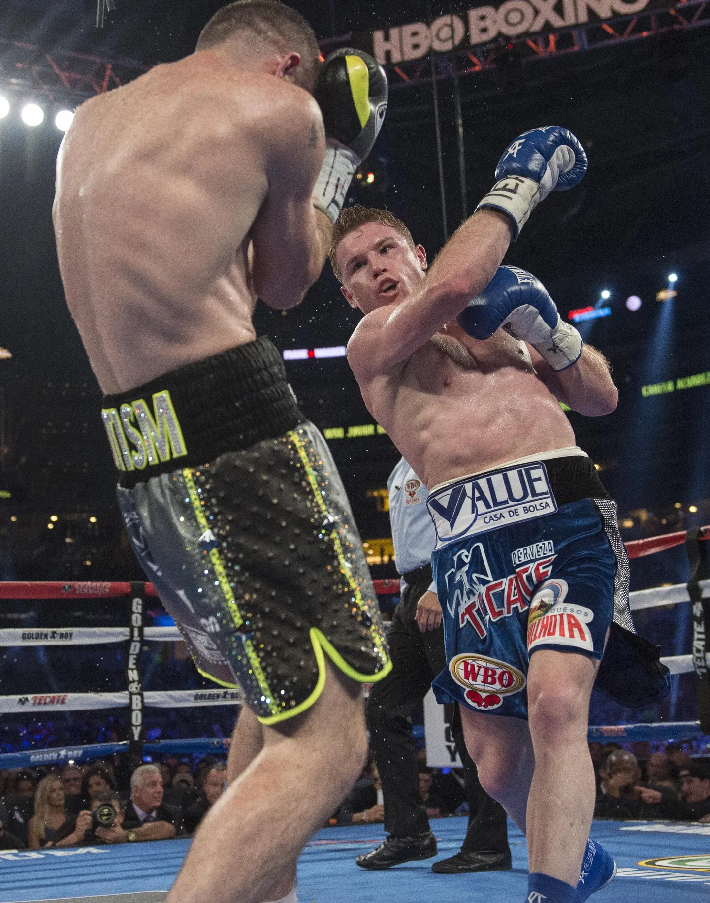 Canelo Alvarez (paremal).