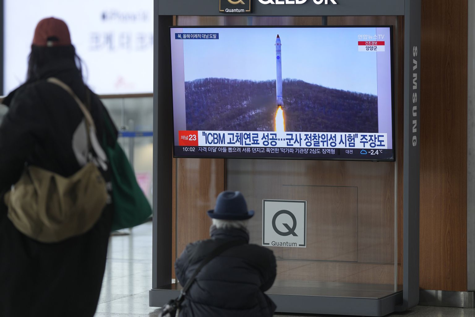 Uudis Põhja-Korea raketitulistamise kohta Souli raudteejaama televiisoris.