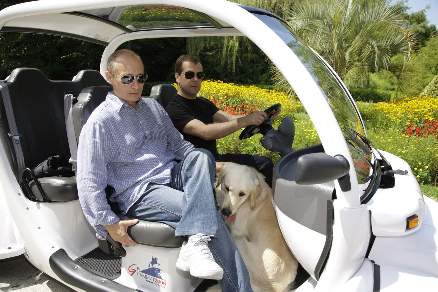 Путин, Медведев и ретривер Альдо на электромобиле.