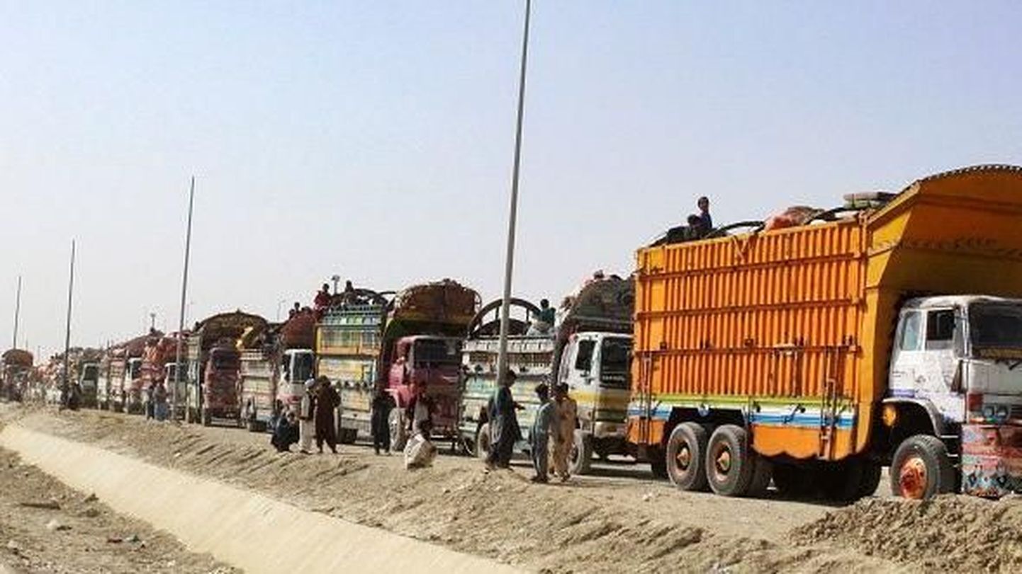 На контрольно-пропускных пунктах между Пакистаном и Афганистаном скопились десятки тысяч человек и сотни грузовиков.