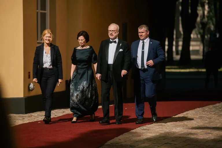Viesi ierodas uz svinīgo pieņemšanu par godu Valsts prezidenta inaugurācijai