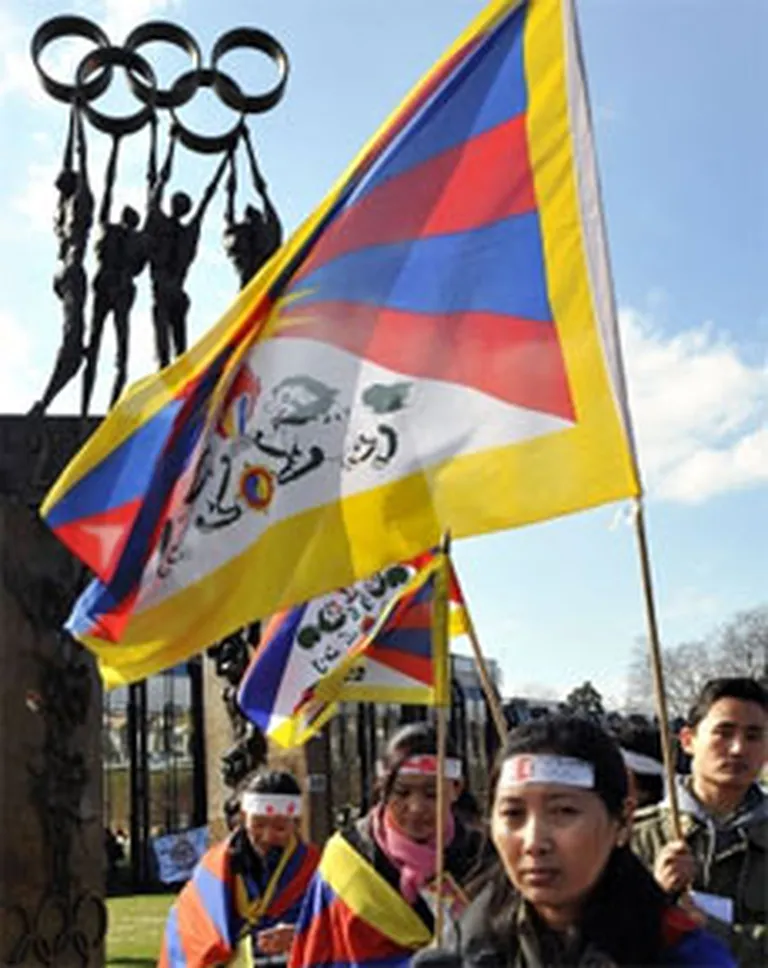 Kāda tibetiešu protestētāja mītiņā pie Starptautiskās Olimpiskās komitejas mītnes Lozannā. 