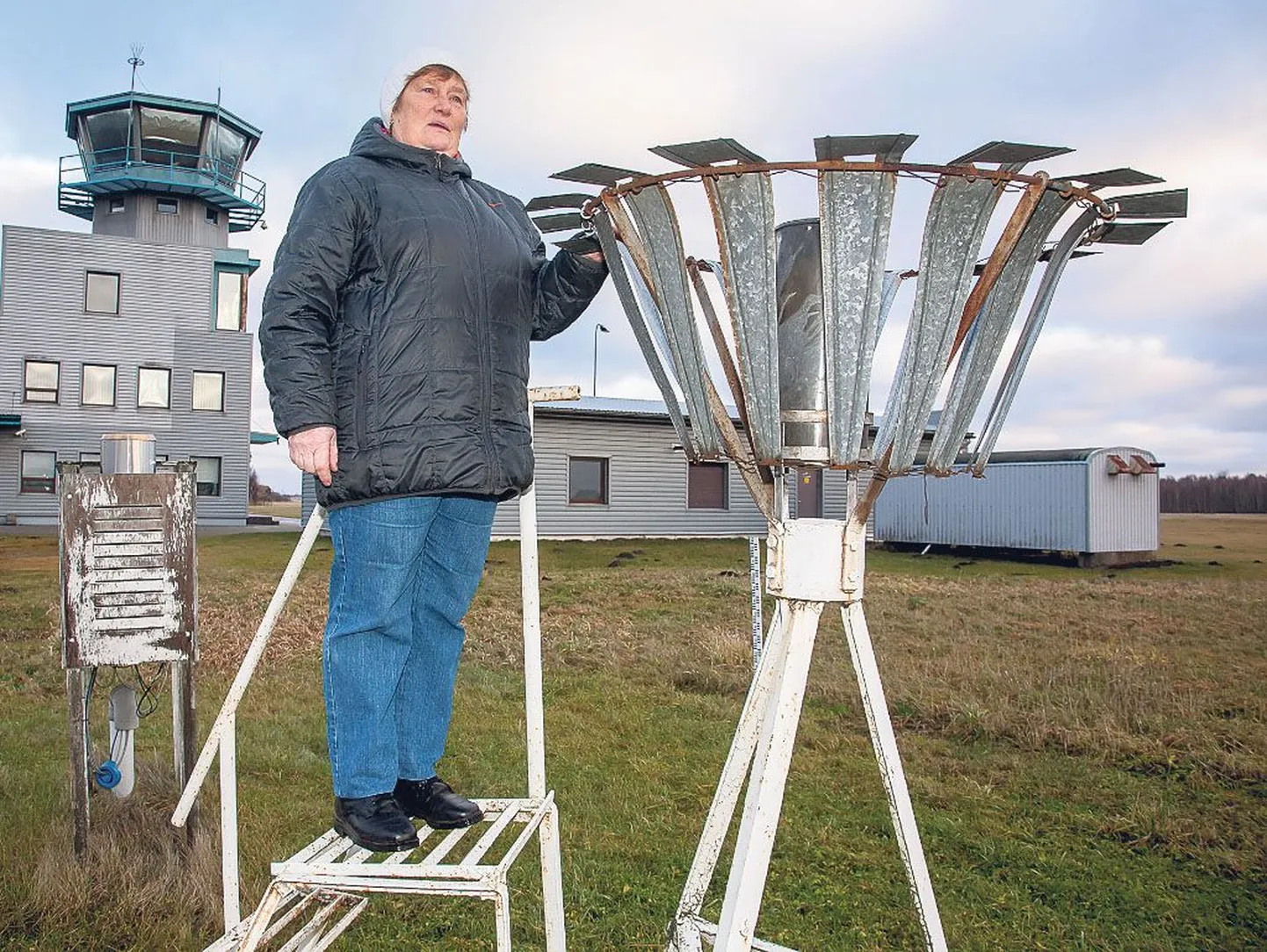Pärnu ilmajaamas üle 30 aasta töötanud meteoroloog Lea Köster tõdes, et ehkki vahemaa ei tundu pikk, erinevad õhutemperatuurid lennujaamas ja Pärnus tuntavalt – kui meri on lahti, on Pärnus tavaliselt soojem, kui jääs, siis külmem.