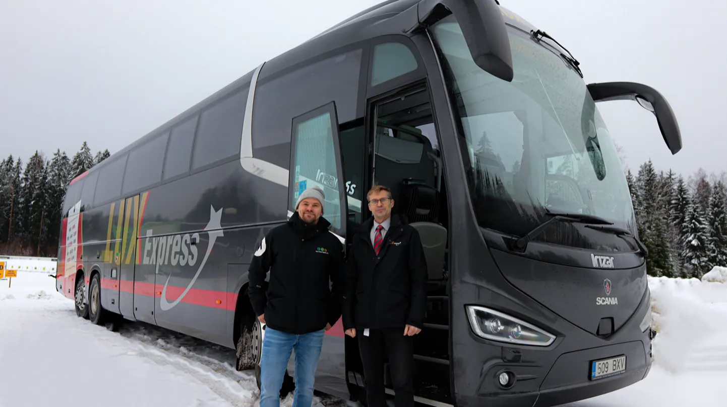 Suusaekspressi buss viib suusatajad otse sihtpunkti, selleks loodi Haanja suusakeskuse parklasse uus bussipeatus. Pildil on Haanja puhke- ja spordikeskuse juht Anti Saarepuu (VASAKUL) ning Lux Expressi bussijuht Allan Kannel.