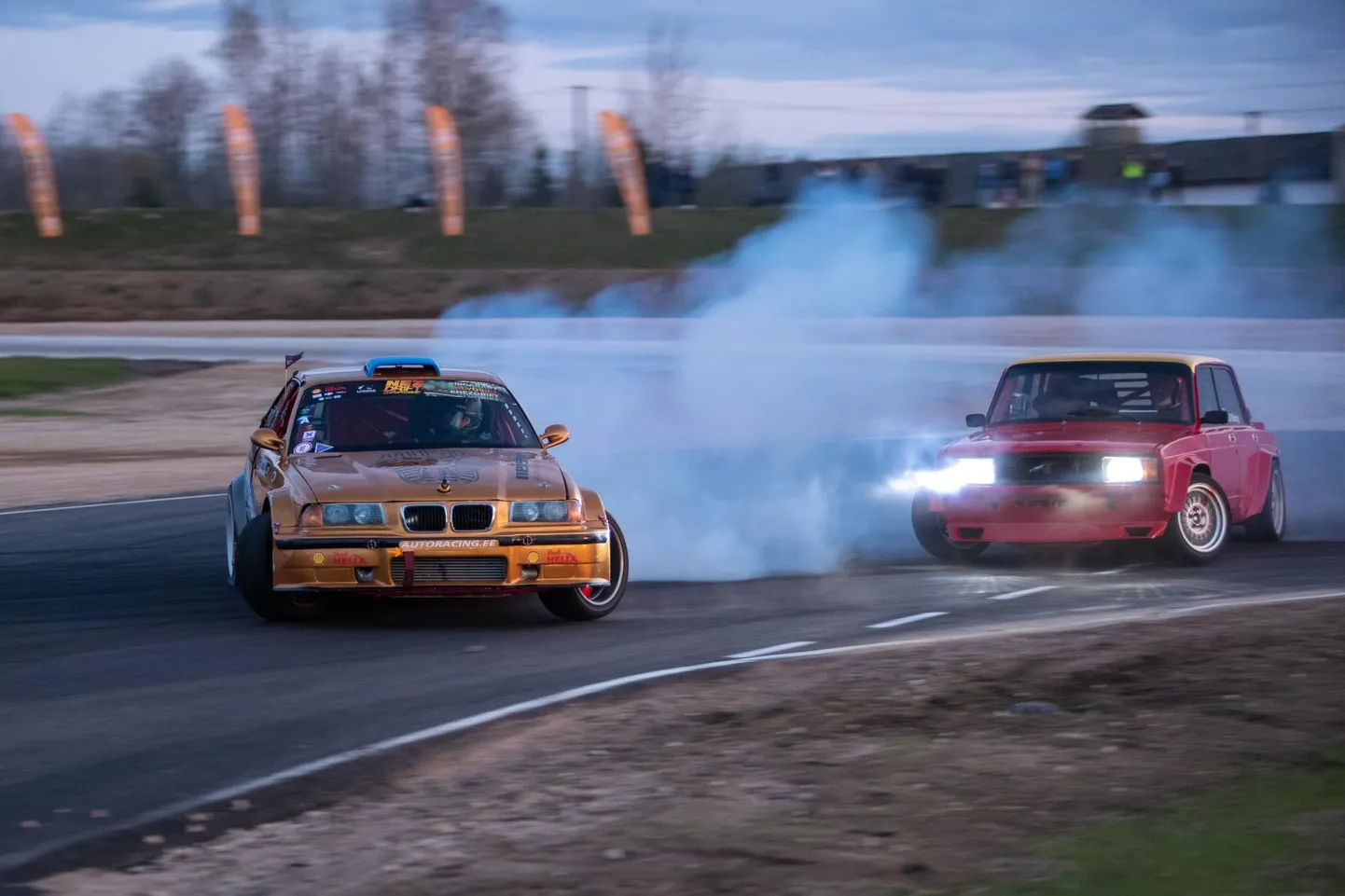 Reede õhtul avati Raassilla RX mootorispordikeskus: vaatemängu pakkusid eri sõiduklassid, enim tossupilvi keerutasid raja kohale driftimasinad.