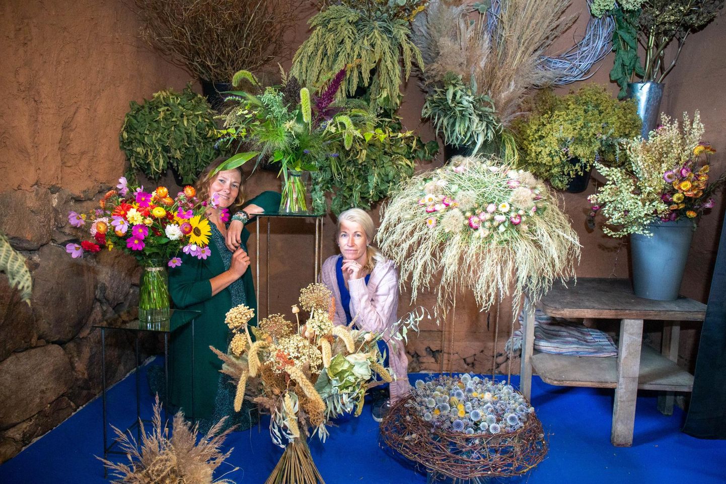 Rahvusvahelistel floristikavõistlustel menukalt esinenud Anu Uibo (vasakul) ja Aire Reenumägi on valmis lilleseadehuvistele töötube korraldama.