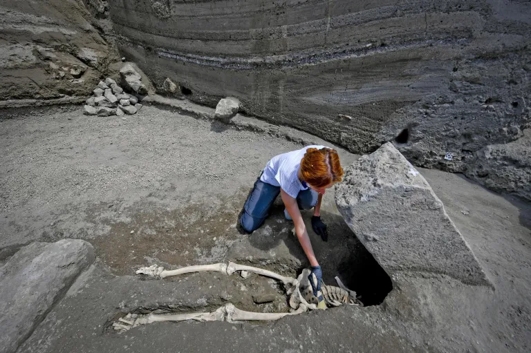 Arheoloog Valeria Amoretti uurimas Pompeist leitud meheskeletti