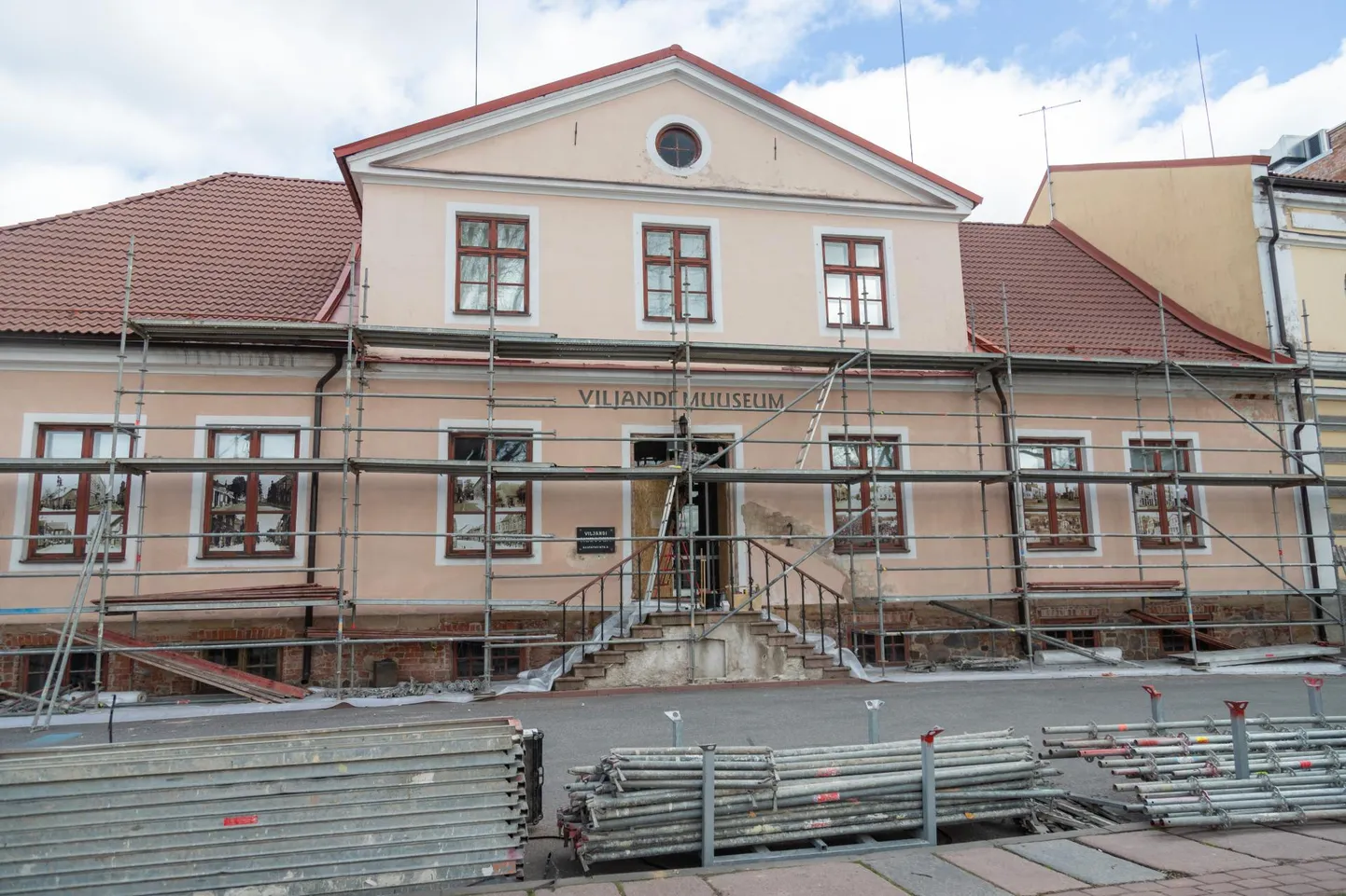 Eriolukorra piirangute tõttu suletud muuseumi näitusemajal on alanud fassaaditööd ja sügiseks saab see uue ilme.