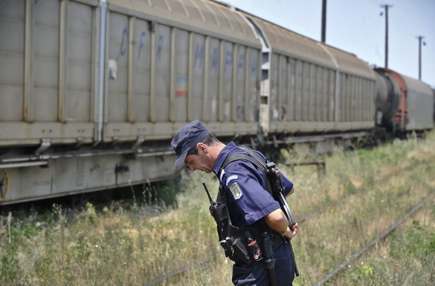 Rumeenia politseinik lõhkepäid ja muud sõjatööstuskraami vedanud rongi valvamas.