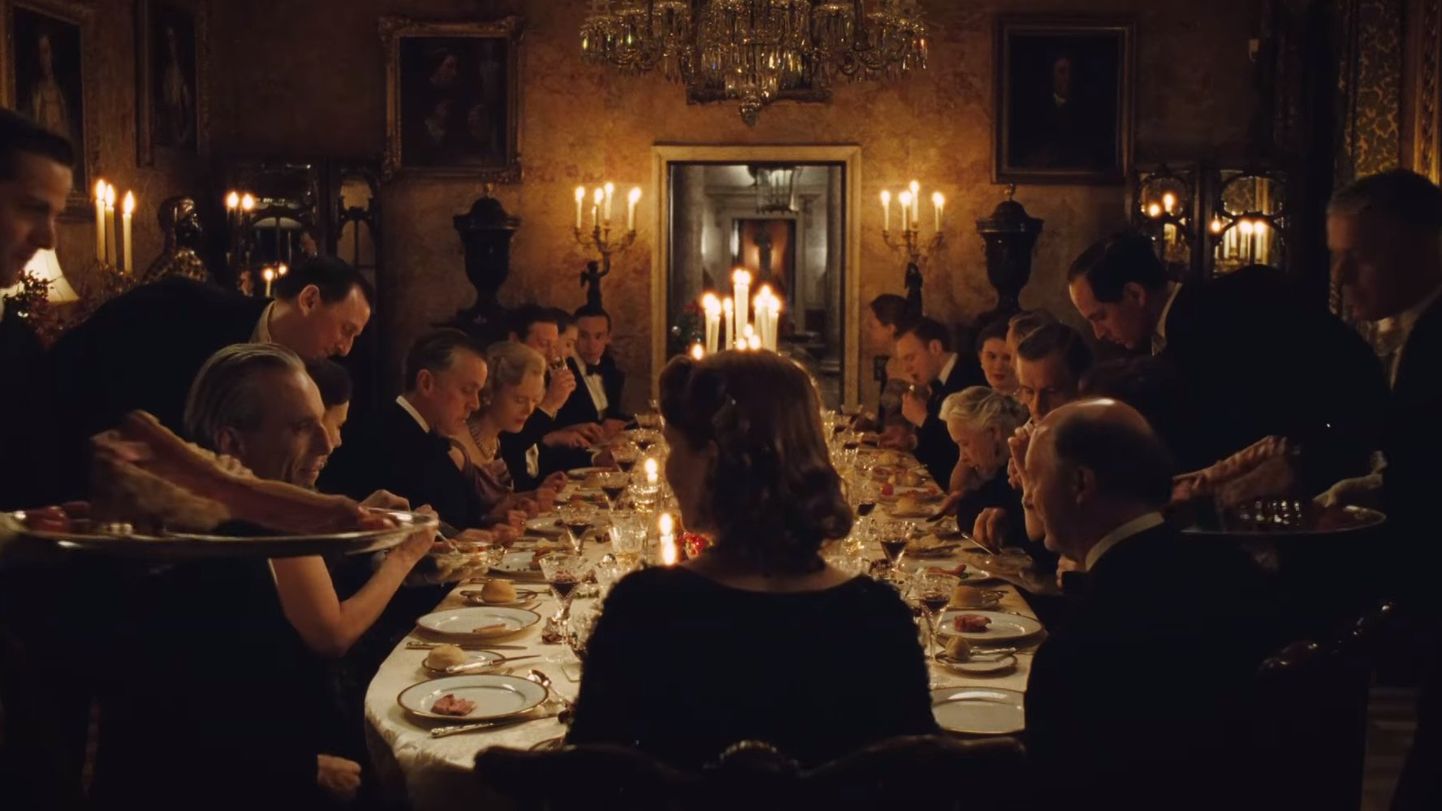 Paul Thomas Andersoni mängufilmis «Nähtamatu niit» saab näha rikkalikku toidulauda.