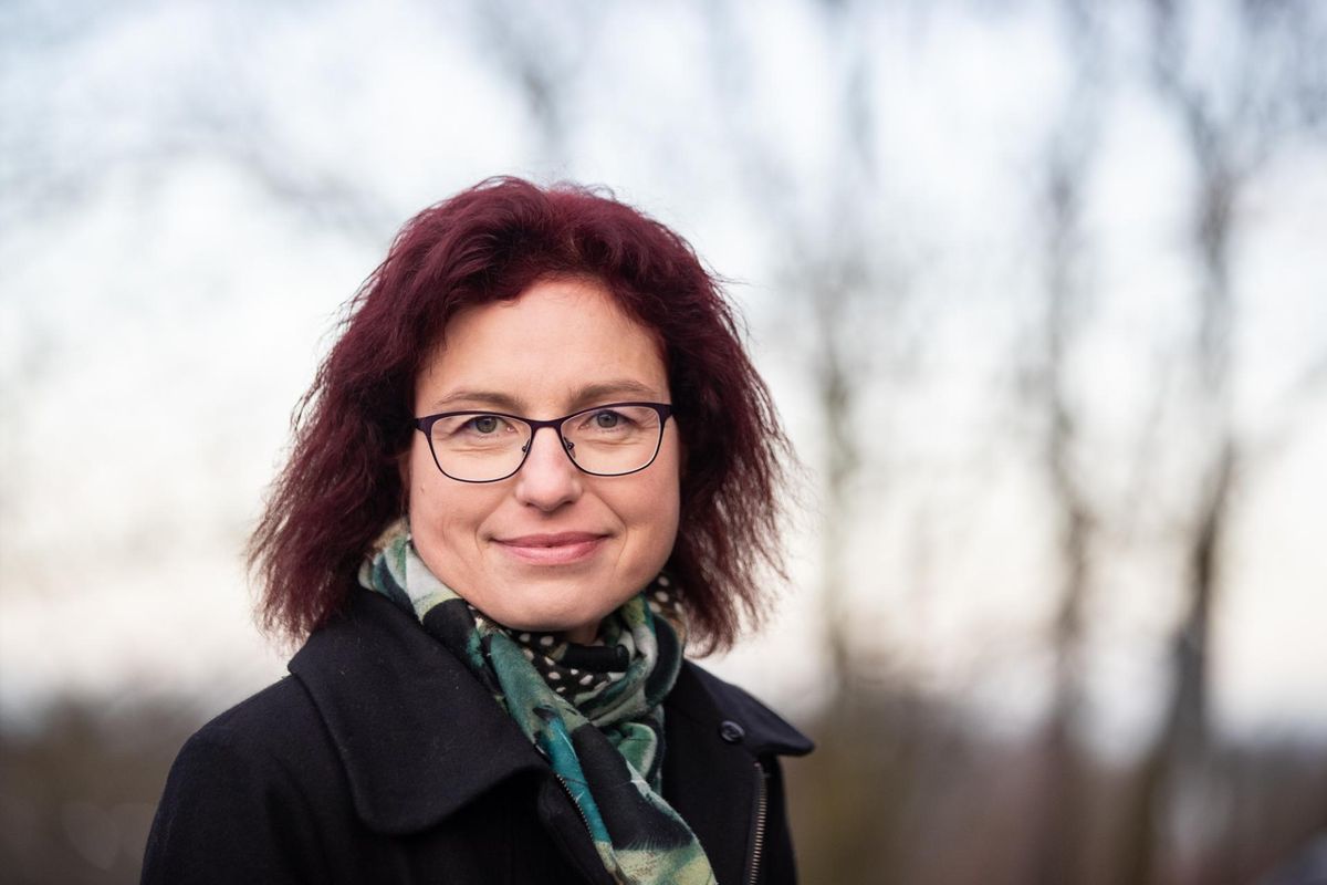 Кайрит Линдмяэ является также членом правления Эстонской ассоциации социальной работы, а ранее работала заместителем старейшины Саареской волости по социальным вопросам.