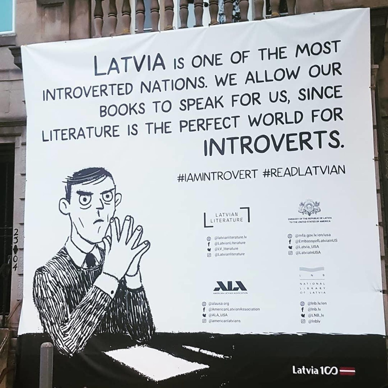 Läti kirjarahva kuvandit eneseirooniliselt peegeldav reklaamplakat 2018. aasta Londoni raamatumessil.