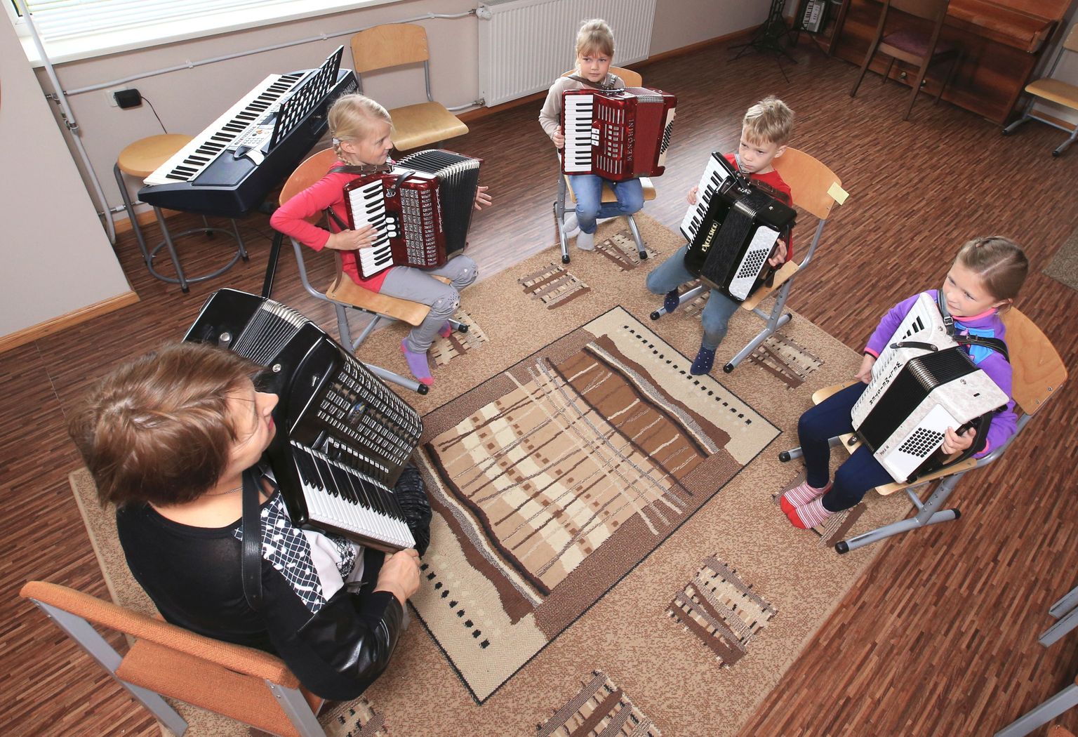 Spetsiaalselt akordioni­­tunni jaoks rendib muusikakool eriti pisikesi pille.