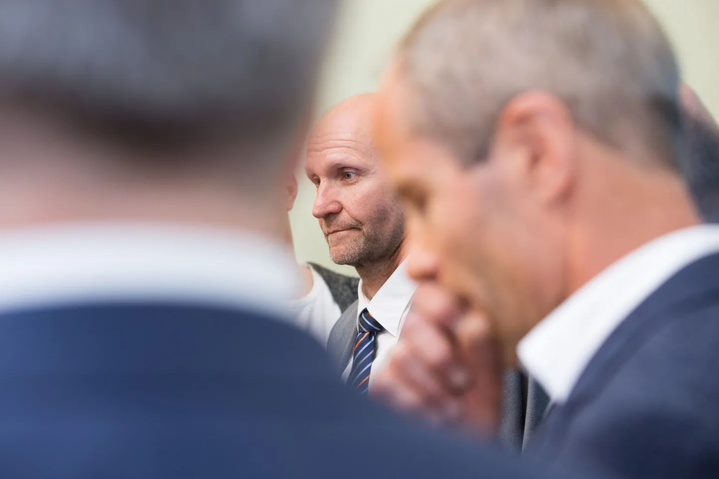 IRLi juht Helir-Valdor Seeder (keskel) ja rahandusminister Toomas Tõniste  (paremal) löövad häirekella uuest aastast plaanitud alkoholiaktsiisi tõusu osas.