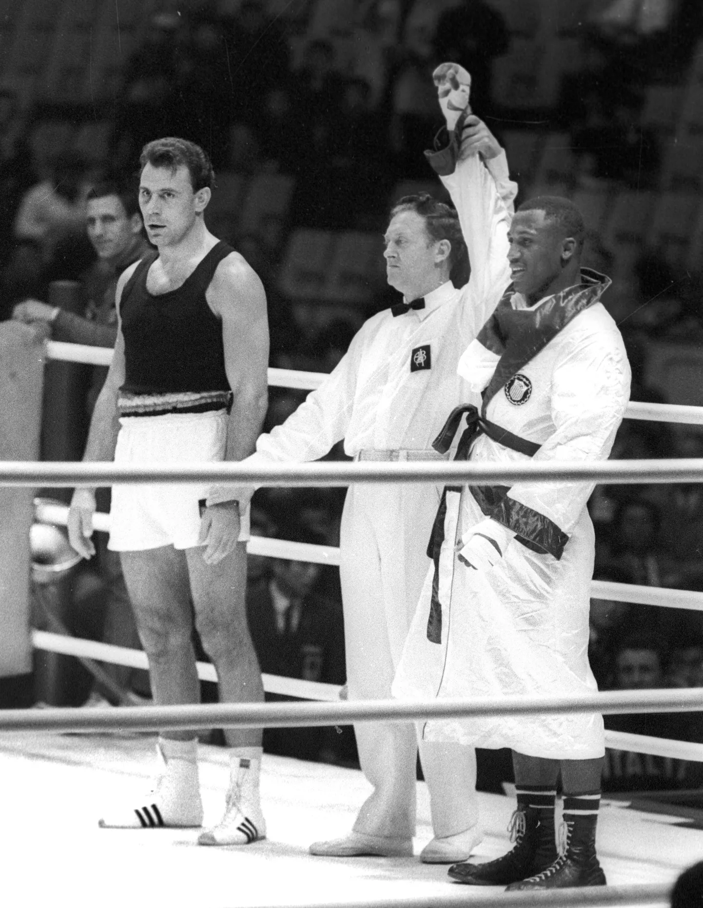 1964. aasta Tokyo mängudel osales ka legendaarne USA raskekaalu poksija Joe Frazier (kõige paremal), kes krooniti olümpiavõitjaks.